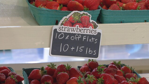 Une affiche annonce un spécial de 10% sur les paniers de fraises