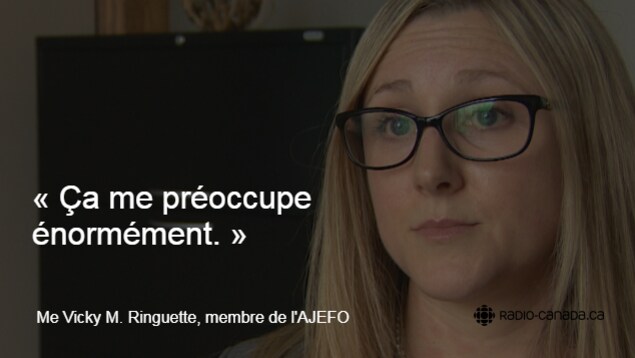 Photo de l'avocate Vicky M. Ringuette aux cheveux blonds, portant des lunettes. En surimpression, la citation suivante est inscrite : « Ça me préoccupe énormément. » Photo de l'avocate Vicky M. Ringuette aux cheveux blonds, portant des lunettes. En surimpression, la citation suivante est inscrite : « Ça me préoccupe énormément. »