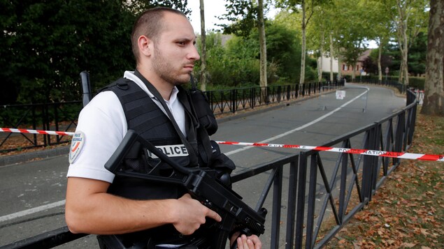 Un policier armé en France.