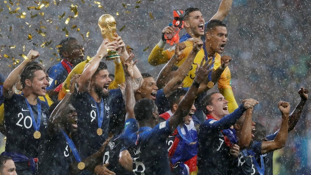 L'équipe de France célèbre après avoir remporté la Coupe du monde de soccer. L'équipe de France célèbre après avoir remporté la Coupe du monde de soccer.