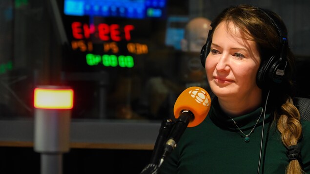 La Dre France Desrosiers en entrevue dans un studio de radio.
