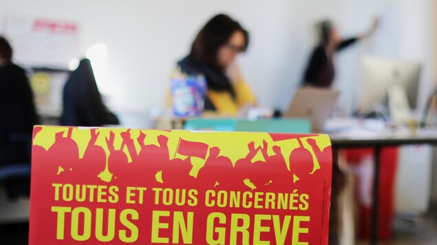 Une affiche annonce la grève du 5 décembre.