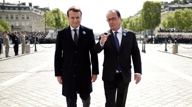 Emmanuel Macron a assisté à la commémoration du 8 mai 1945 aux côtés du président sortant, François Hollande, sur l'avenue des Champs-Élysées.