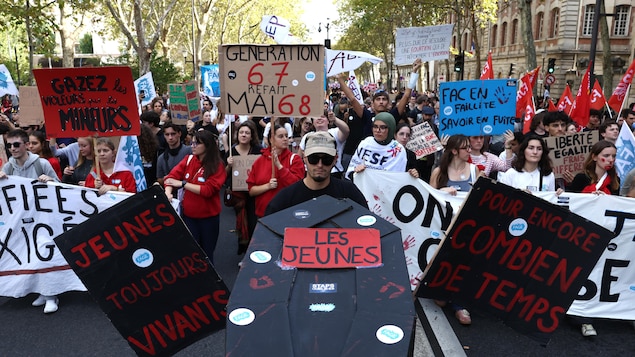 French student protests against education reforms persist