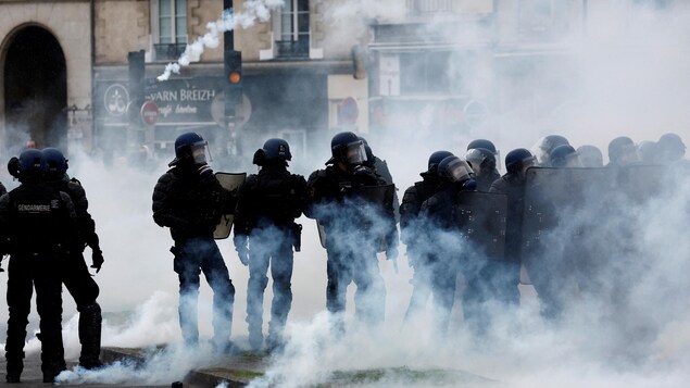Des gendarmes français au milieu des gaz lacrymogènes.