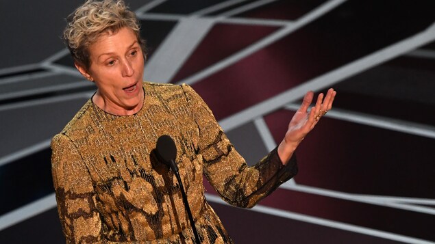 France McDormand, qui a remporté la statuette de la meilleure actrice, a demandé à toutes les femmes dans la salle de se lever, en les remerciant pour leur excellent travail. France McDormand, qui a remporté la statuette de la meilleure actrice, a demandé à toutes les femmes dans la salle de se lever, en les remerciant pour leur excellent travail.