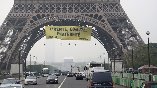 Une banderole dans la tour Eiffel