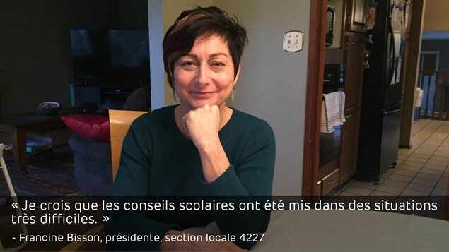 Francine Bisson en entrevue, dans sa salle à manger. En citation sur l'image : « Je crois que les conseils scolaires ont été mis dans des situations très difficiles. » Francine Bisson en entrevue, dans sa salle à manger. En citation sur l'image : « Je crois que les conseils scolaires ont été mis dans des situations très difficiles. »