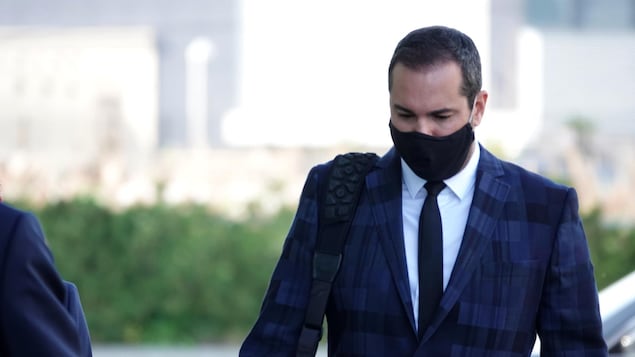Photo de Francis Vallée avec un masque.