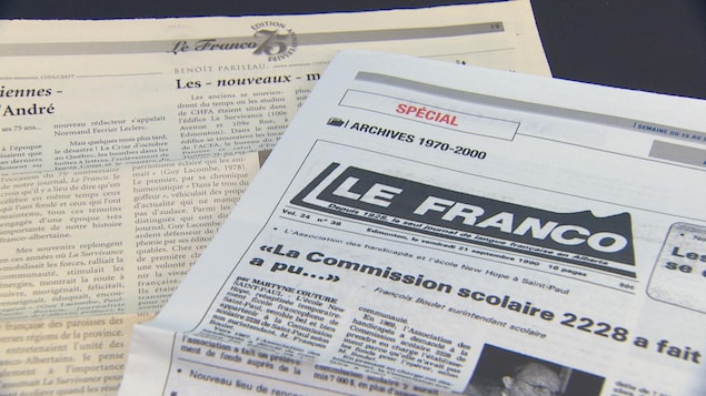 Vue sur deux journaux du Franco sur une table.