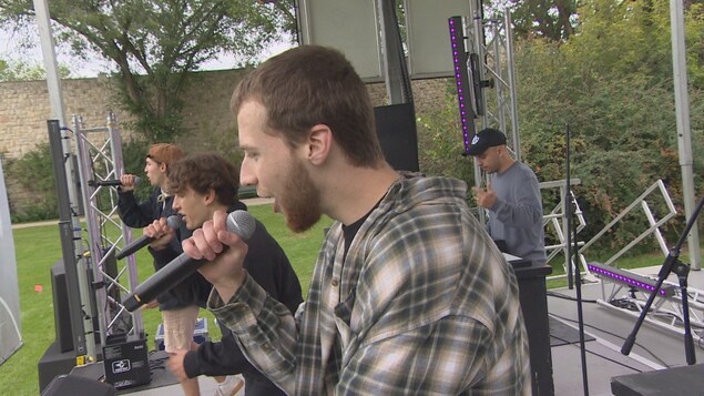 Le groupe rap Lunch Krew accompagné de Shawn Jobin lors du concert de la Francofièvre 2.0 à l'Université de la Saskatchewan.