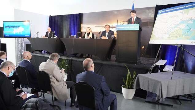 François Bonnardel en compagnie de plusieurs élus lors d'une conférence de presse à Mont-Joli. 