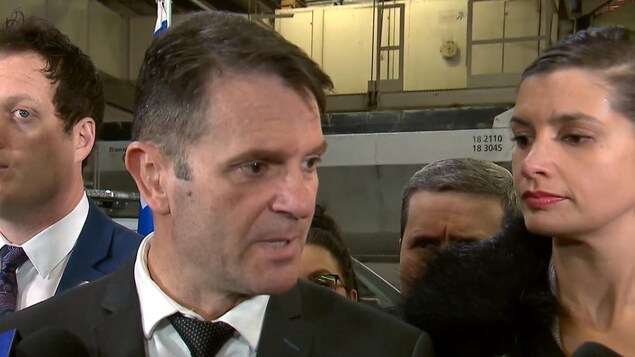 François Bonnardel s'adresse aux journalistes.
