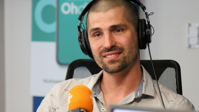 François-Emmanuel Nicol lors d'une entrevue radio à Québc.