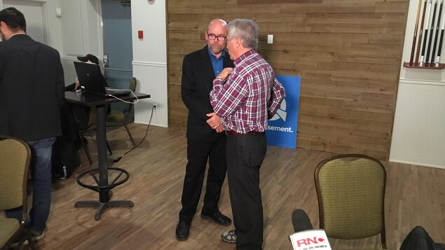 François Gendron et son poulain Sylvain Vachon discutent en privé. François Gendron et son poulain Sylvain Vachon discutent en privé.
