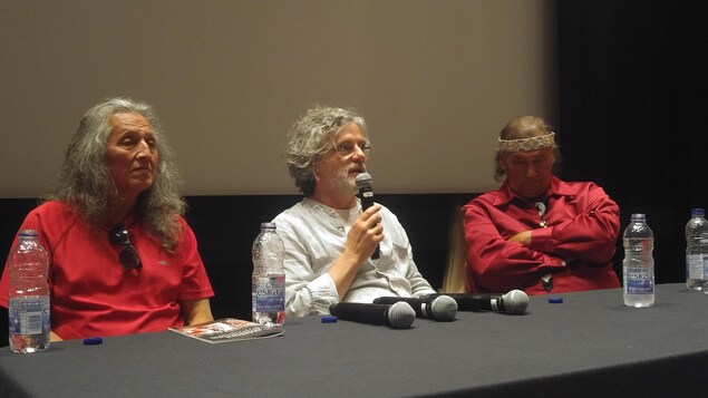 George Wahiakeron, François Girard et Dominique Rankin lors d'une rencontre au sujet du film Hochelaga, Terre des Âmes, à l'occasion du 27e festival Présence autochtone George Wahiakeron, François Girard et Dominique Rankin lors d'une rencontre au sujet du film Hochelaga, Terre des Âmes, à l'occasion du 27e festival Présence autochtone