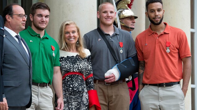 François Hollande pose avec Alek Skarlatos, Anthony Sadler et Spencer Stone (de gauche à droite) après leur avoir remis la Légion d'honneur pour avoir déjoué un attentat. François Hollande pose avec Alek Skarlatos, Anthony Sadler et Spencer Stone (de gauche à droite) après leur avoir remis la Légion d'honneur pour avoir déjoué un attentat.