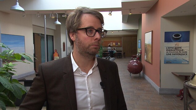 François Lefebvre porte des lunettes et un veston. François Lefebvre porte des lunettes et un veston.