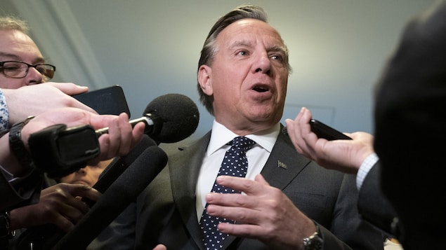 Le premier ministre du Québec François Legault répond aux questions de journalistes lors d'une mêlée de presse.