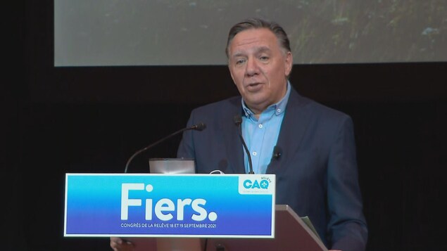 Legault défend les champs de compétences du Québec devant les jeunes caquistes