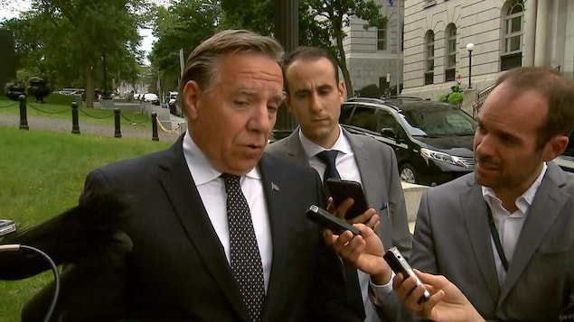 Le premier ministre François Legault en mêlée de presse.