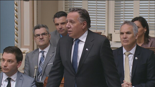 François Legault, debout, à l'Assemblée nationale du Québec