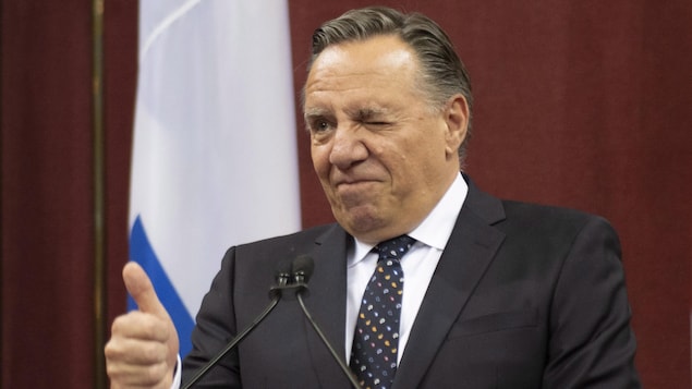 François Legault fait un clin d'oeil tout en levant le pouce en signe d'approbation.