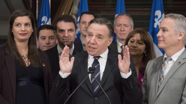 Le chef de la CAQ François Legault fait le bilan de sa session parlementaire aux côtés de ses députés. Le chef de la CAQ François Legault fait le bilan de sa session parlementaire aux côtés de ses députés.
