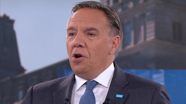 François Legault est sur le plateau du débat à TVA. François Legault est sur le plateau du débat à TVA.