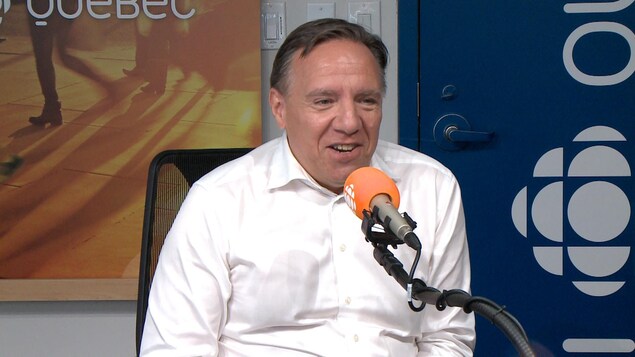 François Legault en entrevue dans le studio de l’émission «C’est encore mieux l’après-midi» diffusée sur les ondes de Radio-Canada.