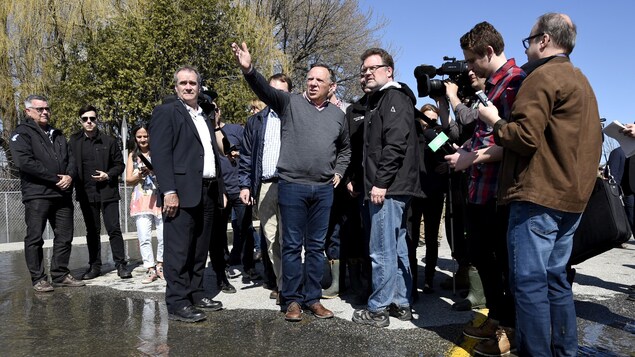 Le premier ministre Francois Legault et le maire de Gatineau Maxime Pedneaud-Jobin sur la rue Saint-Louis pour prendre la mesure des inondations.