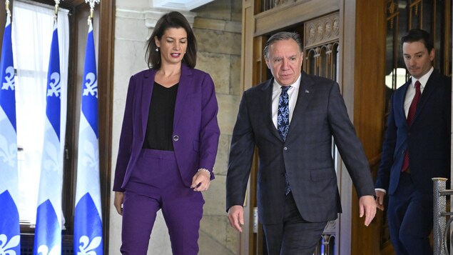 François Legault, Geneviève Guilbault et Simon Jolin-Barrette à leur arrivée au point de presse à l'Assemblée nationale.