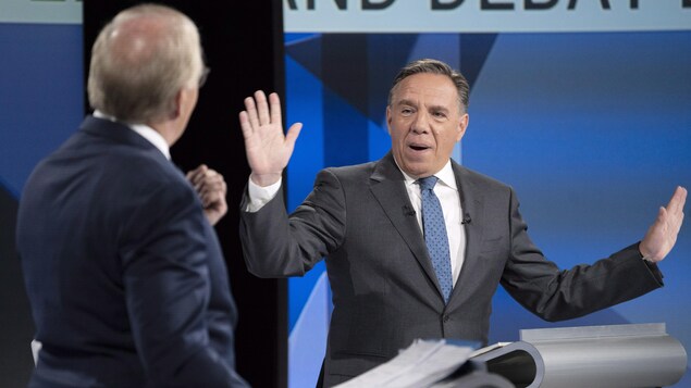 François Legault s'adresse à Jean-François Lisée les deux bras dans les airs lors du débat. François Legault s'adresse à Jean-François Lisée les deux bras dans les airs lors du débat.