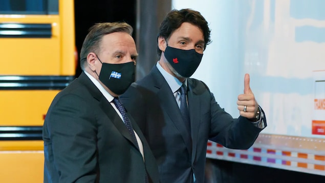 Magkasama sina François Legault at Justin Trudeau na parehong naka-mask.