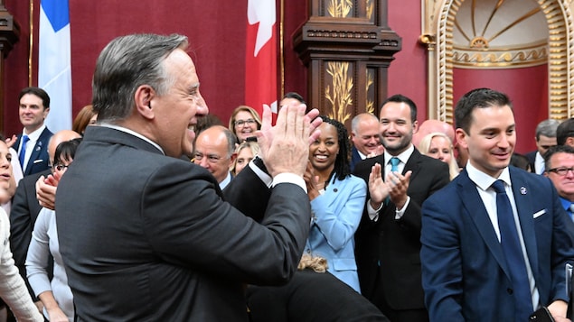 رئيس الحكومة الكيبيكية الجديدة فرانسوا لوغو يصفق لأعضاء كتلته الحزبية في إحدى قاعات الجمعية الوطنية بعد مراسم أداء اليمين لمجلس وزرائه.