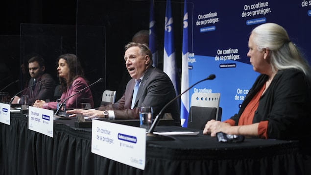 Assis à la table de presse de gauche à droite : Paul St-Pierre Plamondon, Dominique Anglade, Francois Legault et Manon Massé.