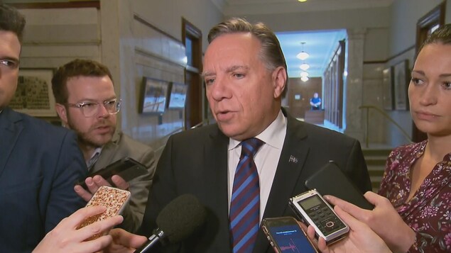 François Legault répond à des journalistes