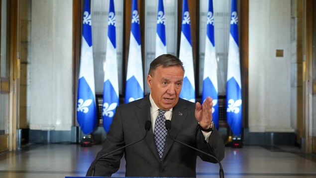 Le premier ministre du Québec, François Legault. parle au micro.