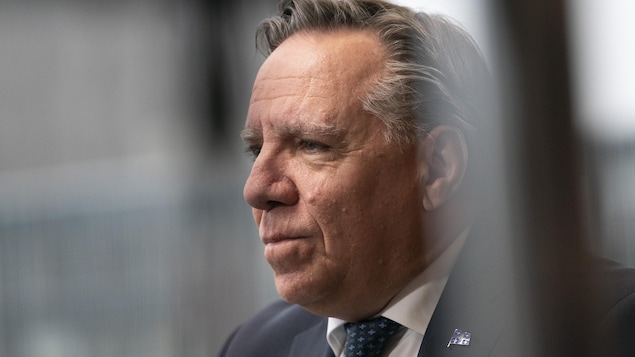 François Legault de profil.