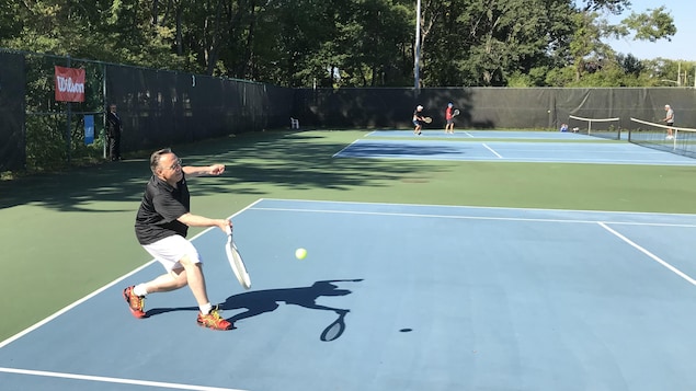 François Legault joue au tennis. François Legault joue au tennis.
