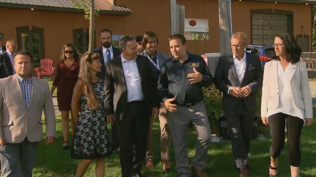 François Legault à Sainte-Angèle-de-Prémont avec les candidats, dehors François Legault à Sainte-Angèle-de-Prémont avec les candidats, dehors