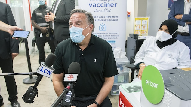 François Legault est dans un centre de vaccination, où il va recevoir une dose de vaccin contre la COVID-19.