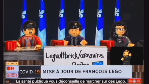 Une conférence de presse du premier ministre François Legault en blocs Lego
