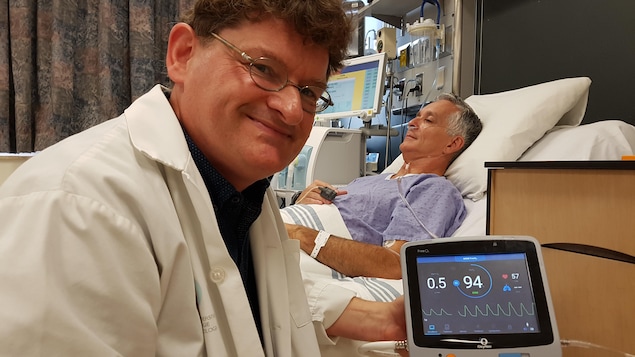 L'interniste intensiviste François Lellouche au chevet d'un patient