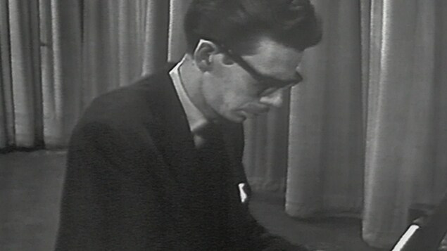 François Morel jouant du piano.