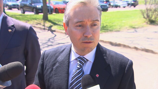François-Philippe Champagne, ministre du Commerce international et député de la circonscription de Saint-Maurice-Champlain. François-Philippe Champagne, ministre du Commerce international et député de la circonscription de Saint-Maurice-Champlain.