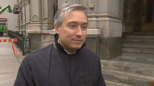 François-Philippe Champagne répond aux questions du journaliste de Radio-Canada Nicolas Vigneault à l’extérieur de l’édifice du ministère des Finances situé sur la rue Saint-Louis, à Québec. François-Philippe Champagne répond aux questions du journaliste de Radio-Canada Nicolas Vigneault à l’extérieur de l’édifice du ministère des Finances situé sur la rue Saint-Louis, à Québec.