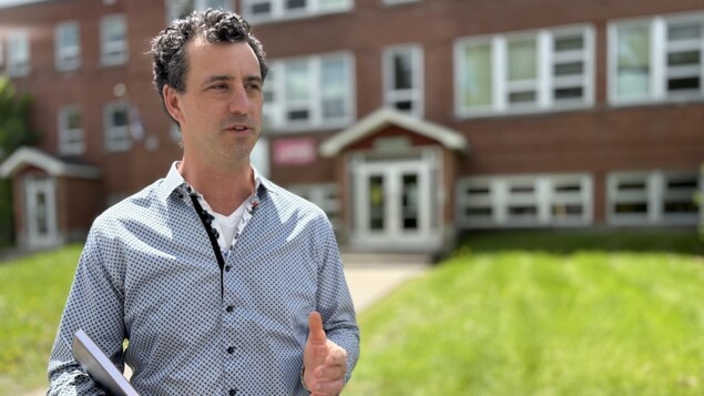François Riopel devant une école.