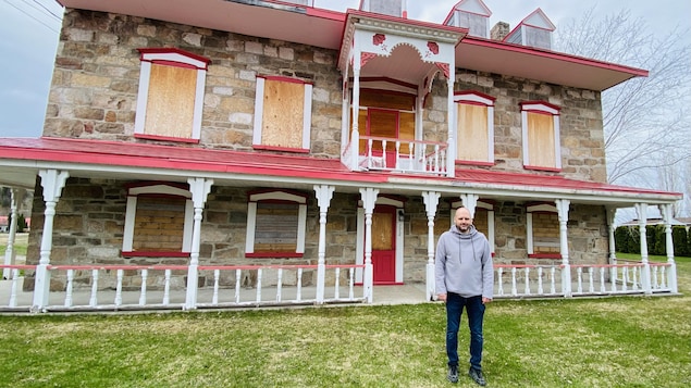François Tremblay devant la maison Gauthier.