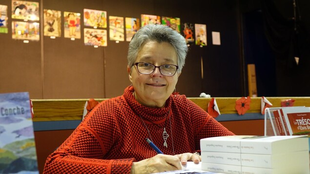 Françoise Enguehard signe une copie de son nouveau roman.